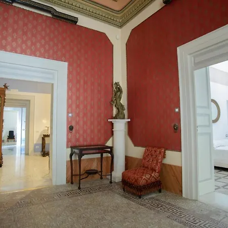 Palazzo Introna فندق مبيت وإفطار 3*