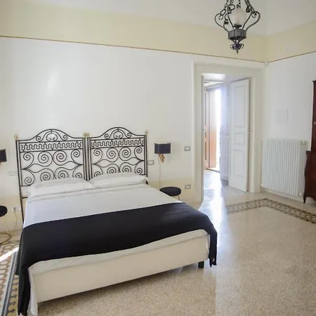 Palazzo Introna 3* Mola di Bari